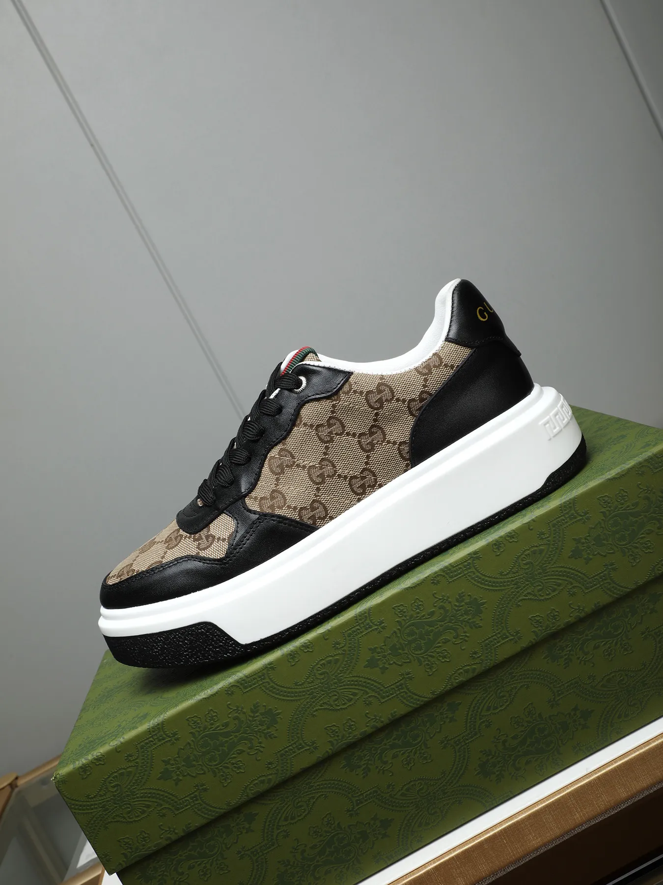 Men's shoes 💰480 New men's shoes GUCCI Fashion trend Made of first-layer calfskin ➕ washed sheep lining! The foot feels super comfortable and the workmanship is impeccable. Foam ultra-light outsole, size: 38-44 (45 customized) 4 colors to choose from!